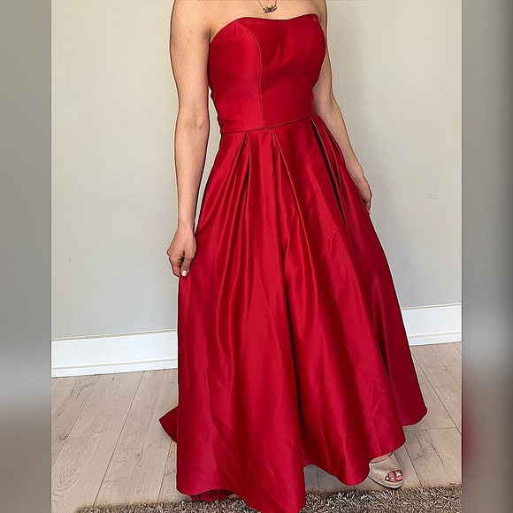 Red princess dress - Picture 2 of 2